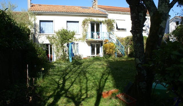 Town house with garden and terrace near Saintes town center