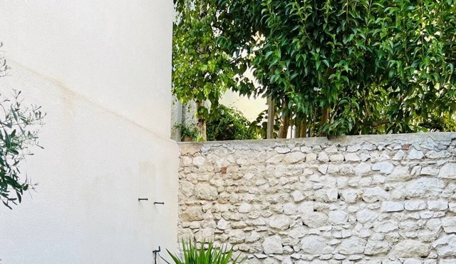 Town house with patio near historic center