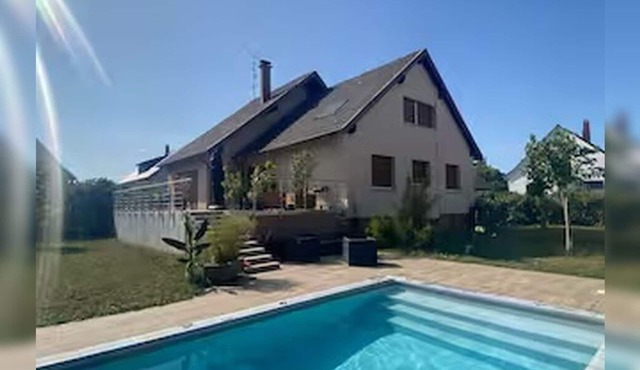 Town house with pool for 6 people