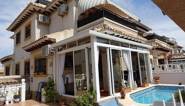 Town House With Private Pool ,Good WiFi. Short walk to Villamartin Plaza