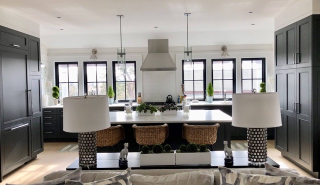 Town - Idyllic and Convenient With Pool