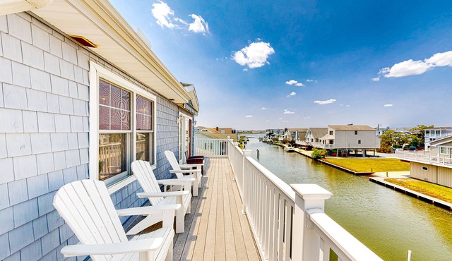 Town of Fenwick island home on the water with dock & central A/C - dogs OK