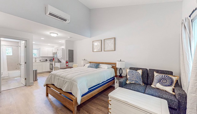 Town of Rehoboth Beach retreat with full kitchen, fast WiFi, washer/dryer, & AC