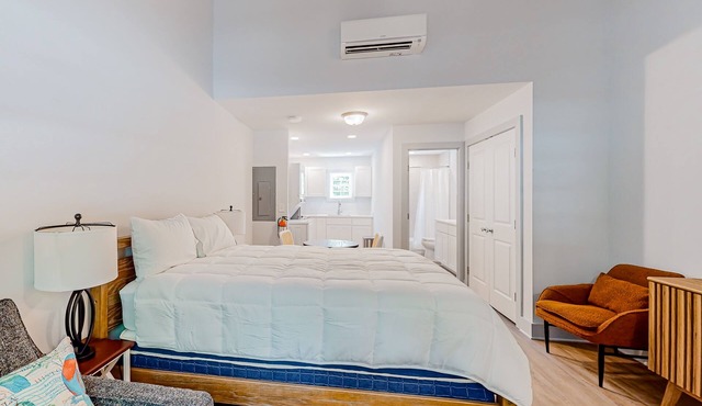 Town of Rehoboth Beach retreat with full kitchen, washer/dryer, fast WiFi, & AC