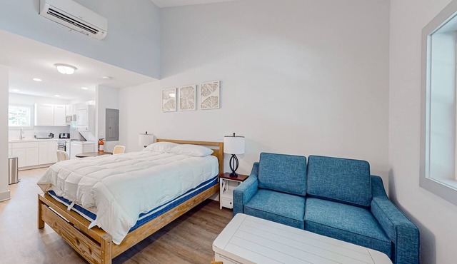 Town of Rehoboth Beach - Airy, walkable suite near the beach & boardwalk