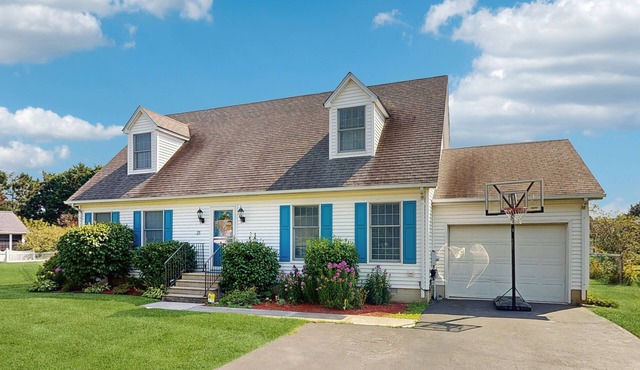 Town of Rehoboth Beach dog-friendly home with beach gear, game room, bikes