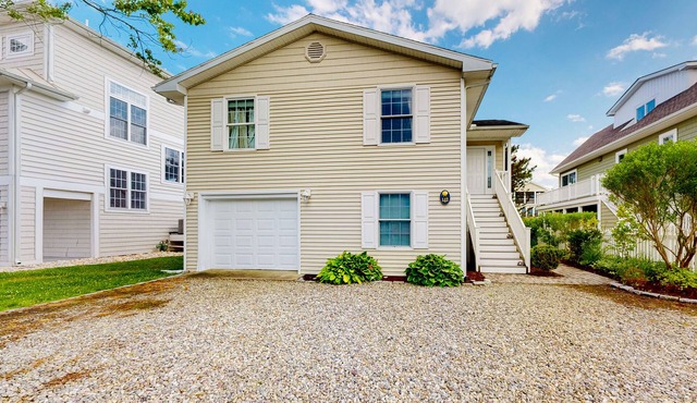 Town of South Bethany Beach home with sunroom and water views - dogs ok