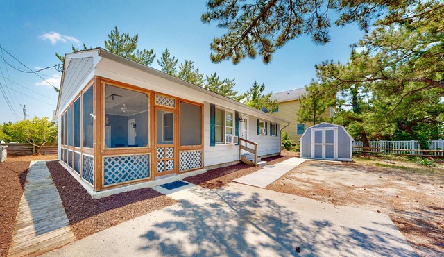 Town of South Bethany oceanside cottage with screened porch, outdoor shower, W/D
