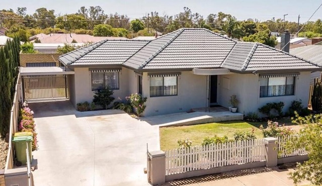 Town, Train, Pubs & River all close by