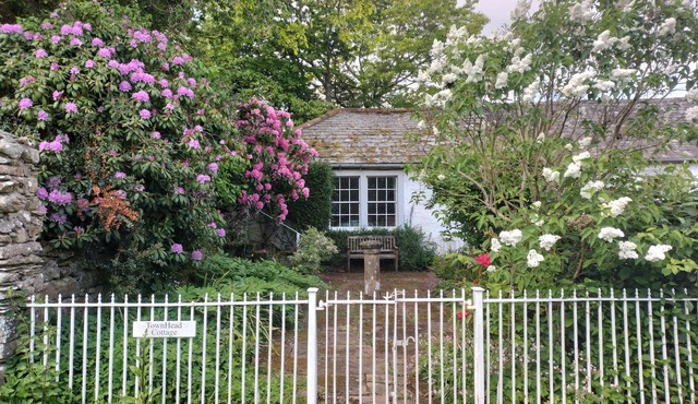 TOWNHEAD COTTAGE, with open fire in Pooley Bridge