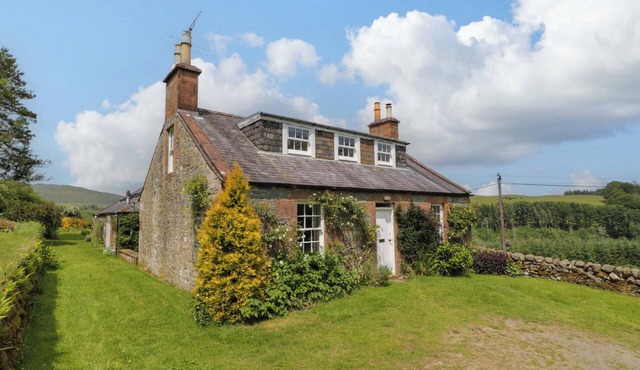 TOWNHEAD OF AUCHENBAINZIE, pet friendly, with open fire in Thornhill