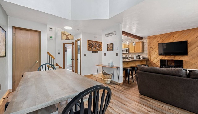 Townhome 2 bedroom, 2 1/2 bath sleeps 6, resort amenities and walkable to slopes