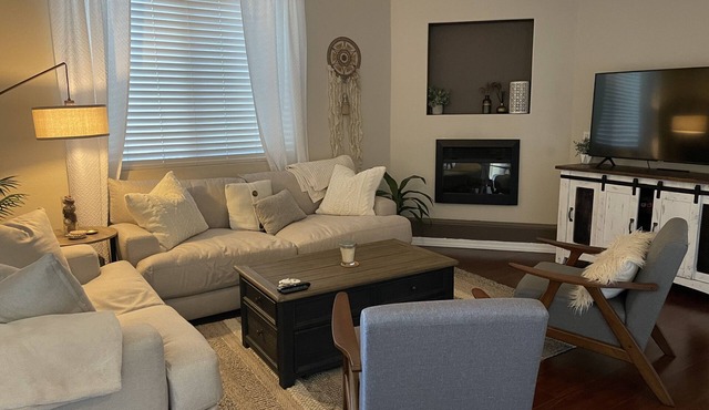 Townhome away from home! Near downtown Chandler/Gilbert. Heated pool and jacuzzi