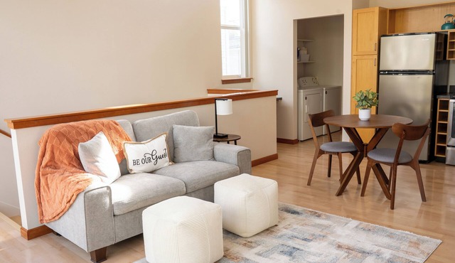 Townhome Hospital District King Bed + Garage