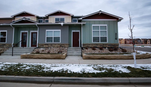 Townhome In Hip Neighborhood Near Old Town