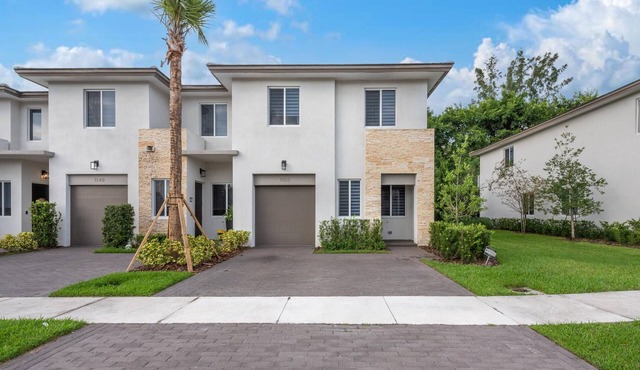 Townhome in the Heart of Royal Palm