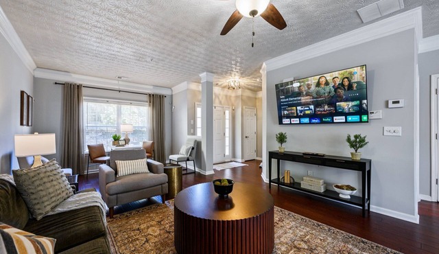 Townhome Near Outlets — 10% Week/15% Month