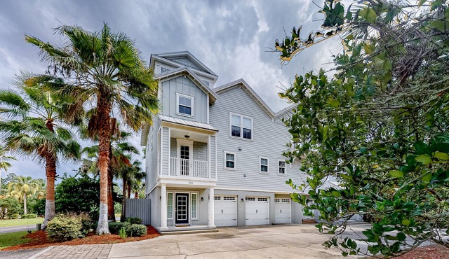 Townhome near river with central AC, washer/dryer, & 2 balconies - dogs welcome