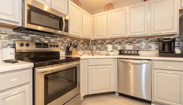 Townhome - near UNCC, PNC Music Pavilion, Hospitals, Concord Mills