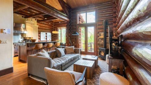 Townhome on the Creek 135 by AvantStay Ski In Ski Out Home w Hot Tub
