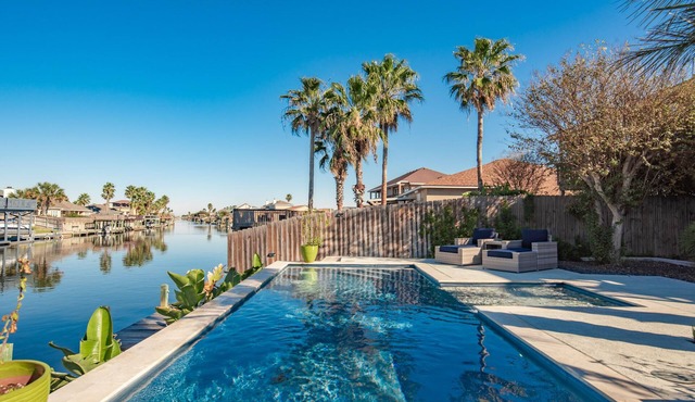 Townhome on the water, green light fishing, pool, arcade machines, sleeps 8