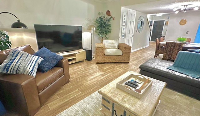 Townhome w Balcony, Workspace, Game room -Perfect for Work and Student Travelers