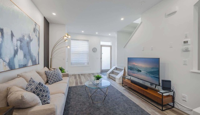 Townhome w/Free Parking, King Bed & Pet Friendly