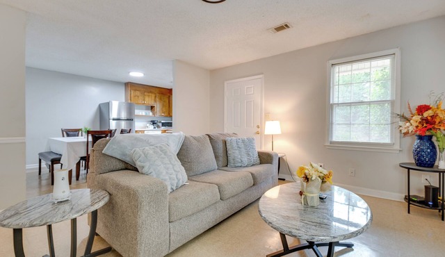 Townhome w/Porch: 2 Mi to Central Cedartown!