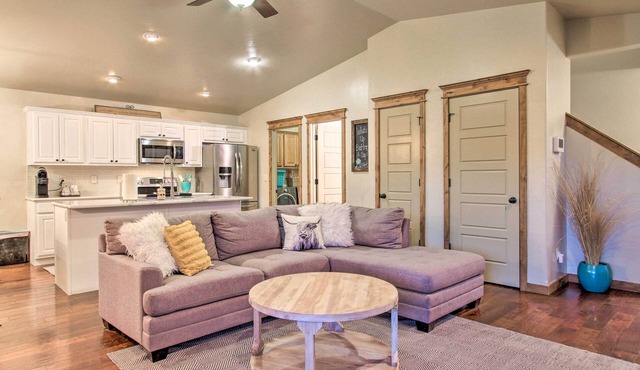 Townhome w/Private Hot Tub, 8 Mi to Downtown