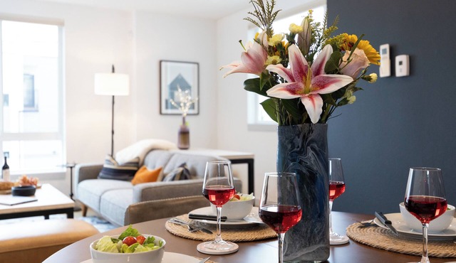 Townhome w/Rooftop Deck-Heated Floors-15 min FIFA-Walk 2 Restaurants/Bars.