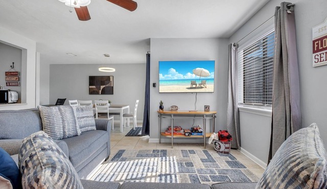 Townhome with 2 bedrooms and 2.5 bathrooms. Walking distance to FSU/DOAK.