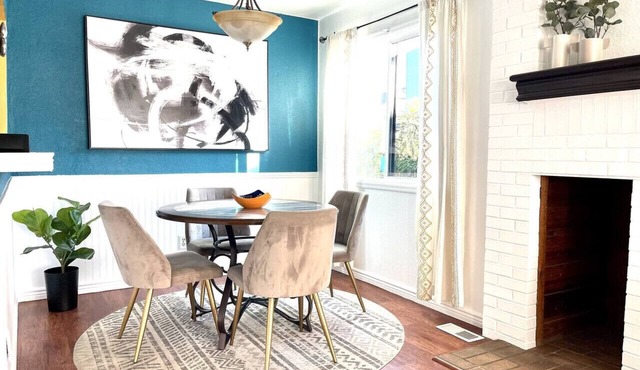 Townhome with Dedicated Workspace, WIFI, Garage