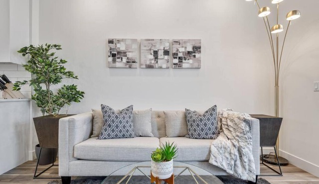 Townhome with Free Parking, Near Downtown