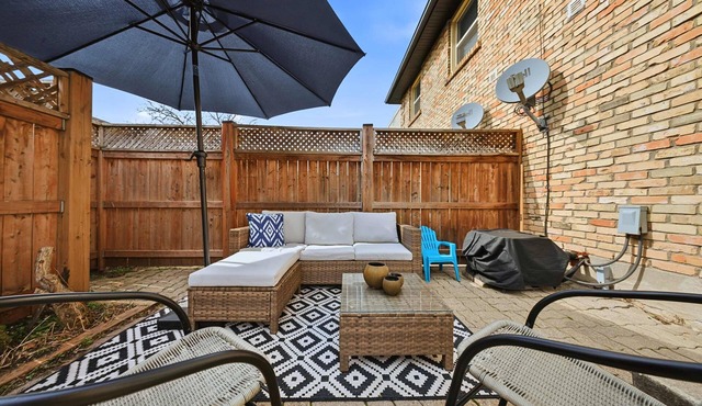 Townhome with Parking Ideal for Longer Stays