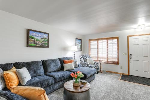 Townhome with Patio 1 Mi to Clearfield Riverwalk