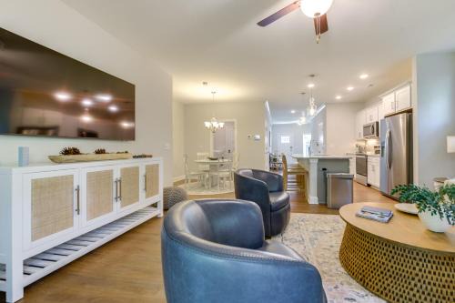 Townhome with Pool! 7 Mi to Ocean Isle Beach