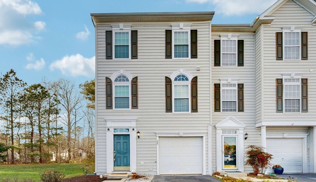 Townhomes of Providence dog-friendly townhouse w/shared pool, deck, W/D