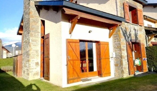 Townhouse 4 rooms Private Garden, Fireplace, Views & Wi-Fi