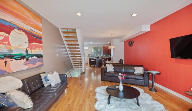 Townhouse - 5 mins Center City -Convention Center