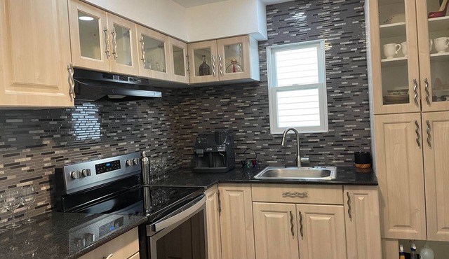 TOWNHOUSE*5BR*2BATH*2 FLOORS, FREE PARK*BBQ