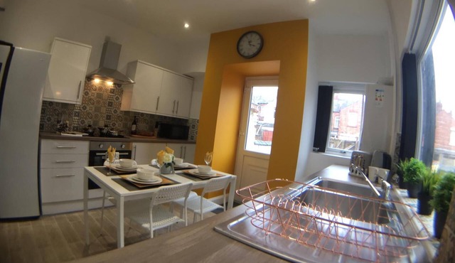 Townhouse @ 87 Walthall Street Crewe - Whole 5 Bedroom House