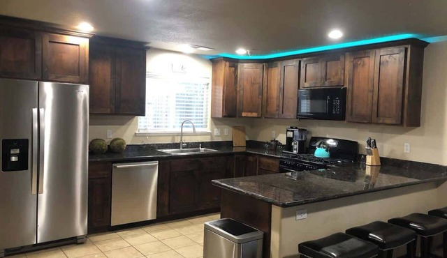 Townhouse close to shopping hospitals &restaurants