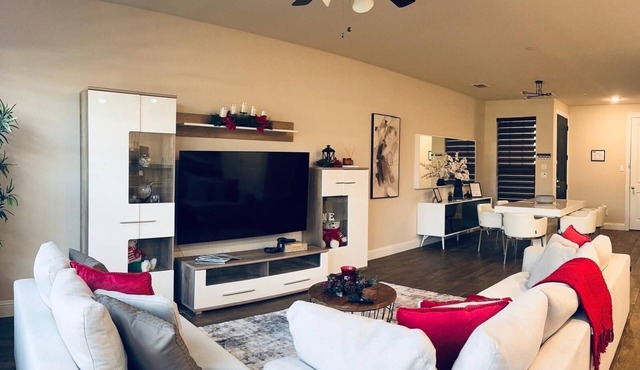 Townhouse for 10, 1 GIG + 2-Car, Walk to Dining, 4 bedroom