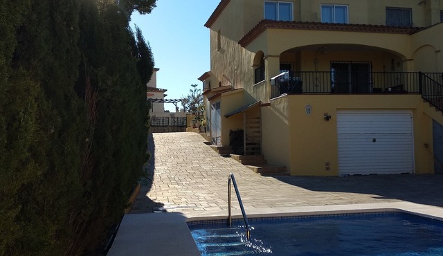 Townhouse for 8 people with private pool