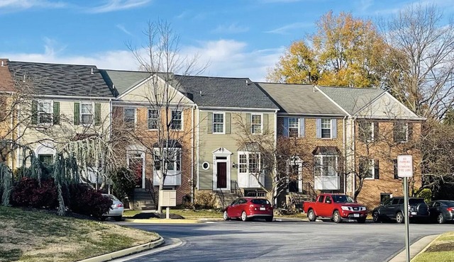 Townhouse in a beautiful setting near DC.Less than 5 mins to VRE train and hwy