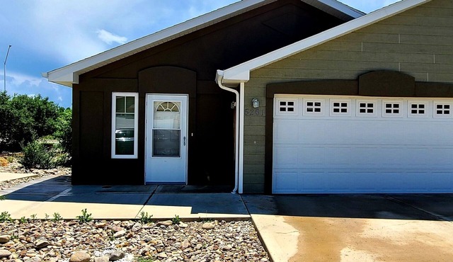 Townhouse in a quiet culdesac, easy access to all Black Hills area attractions.