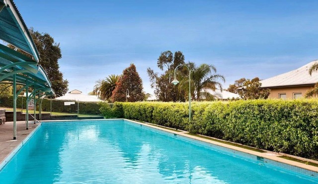 Townhouse In An Exclusive Estate with Pool, Tennis Courts & Gym