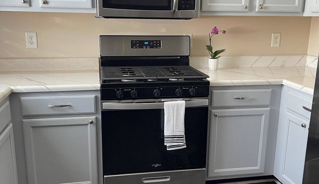 Townhouse in Central Atlanta - Cozy and Convenient, minutes from I-285 & I-85!