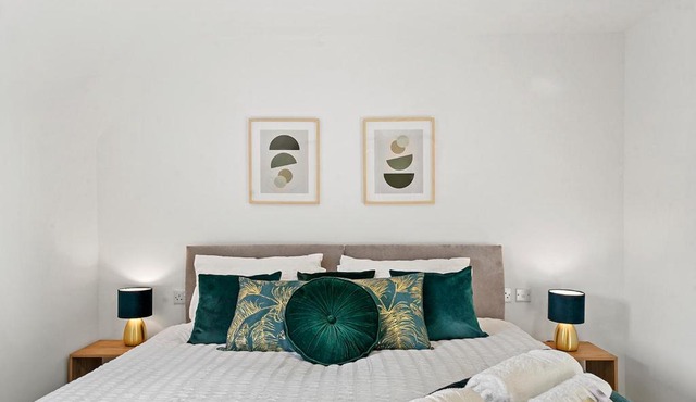 Townhouse in Dartford sleeps 8 with free parking