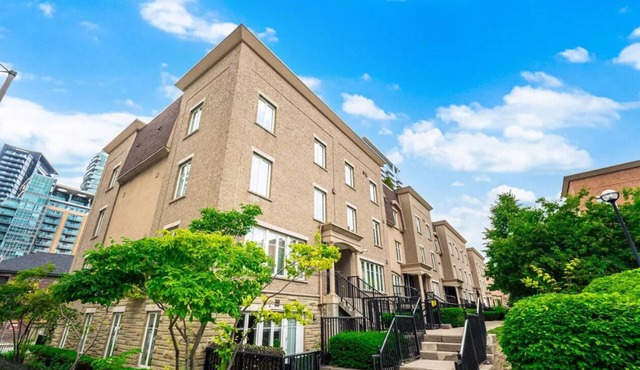 Townhouse in Liberty Village Steps to Everything